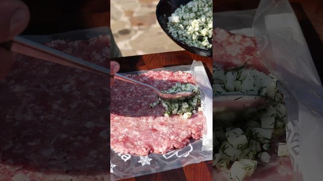 Два блюда с фаршем на угольном гриле. смотреть онлайн