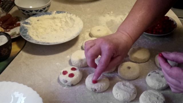 Сырники с изюмом и земляникой смотреть онлайн