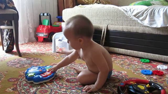 Michael plays the piano / Миша играет на пианино смотреть онлайн