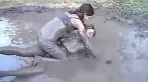 Борьба девушек в грязи