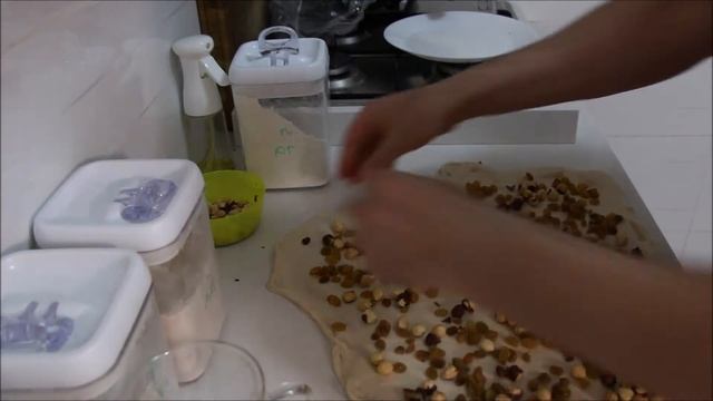 Хлеб на закваске с лесными орехами и изюмом из 3 сортов муки смотреть онлайн