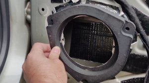 Установка эстрадной акустики PIRANHA 165 в Lada Xray Cross