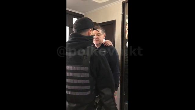 Брат Михаила Иосилевича защищает его от полиции смотреть онлайн