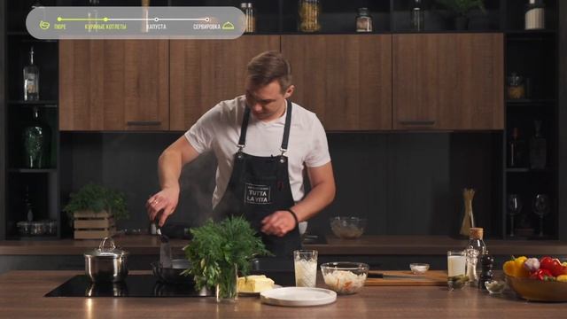 Куриные котлеты с пюре, чесночным маслом, квашеной капустой и корнишонами. Рецепт от шеф-повара смотреть онлайн