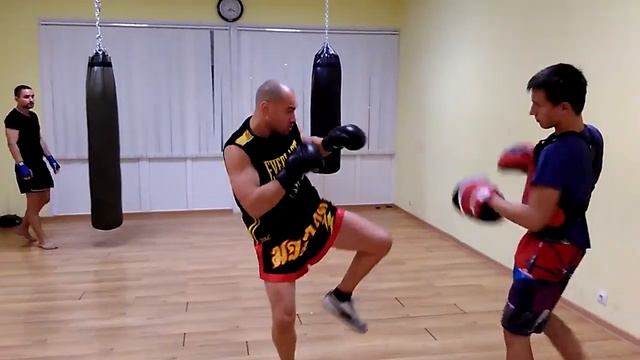 Связки на лапах. Bunches of punching on boxing paws. Муай Тай. Курск. Сиам. Muay Thai. Yarmola Gym. смотреть онлайн