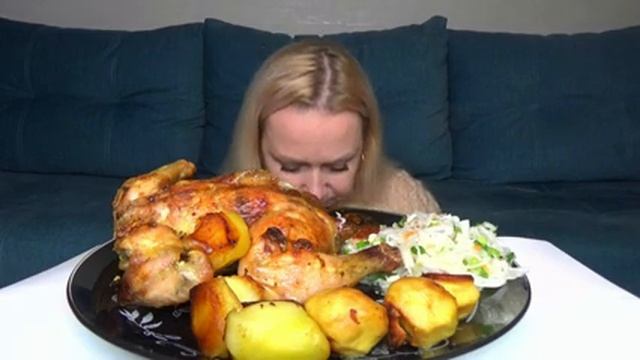 МУКБАН КУРИЦА С КАРТОШКОЙ ЗАПЕЧЕННЫЕ В ДУХОВКЕ,КАПУСТА КВАШЕНАЯ/Mukbfng еда на камеру/Русский мукба смотреть онлайн