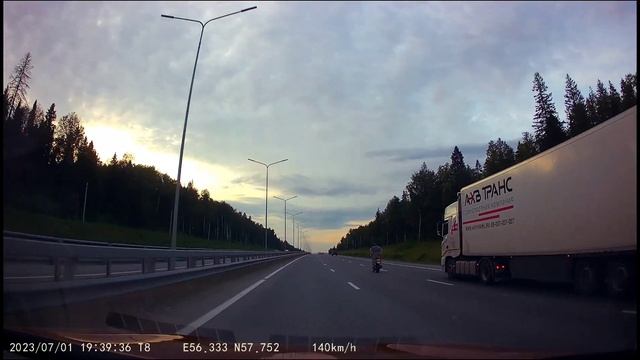 мотоциклист едет стоя без рук на скорости 140км/ч смотреть онлайн