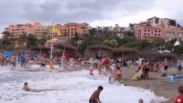 Ничего себе! Небольшое цунами... Как настоящее! Очень красиво! смотреть онлайн