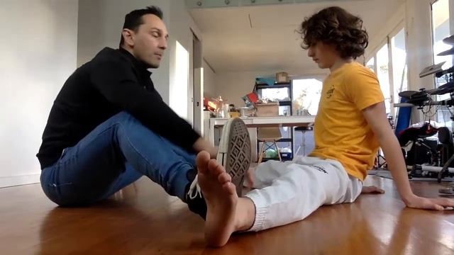 PNF stretching for Martial Arts Kicking смотреть онлайн