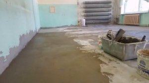 Стяжка пола плиточным клеем, армирование основания с помощью штукатурной сетки пвх 5*5.