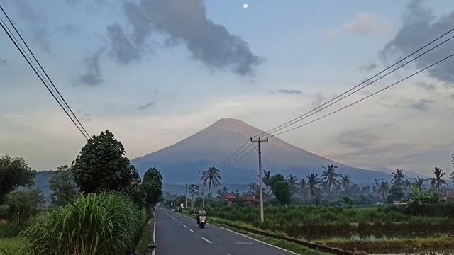 Вулкан Агунг на рассвете или утро в балийской деревне смотреть онлайн