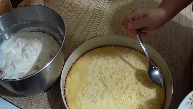 Бисквитный торт с прослойкой из суфле йогурт со сливками и фрукты. смотреть онлайн