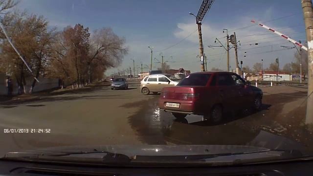 "Правильно" проезжаем Ж/Д переезд! смотреть онлайн
