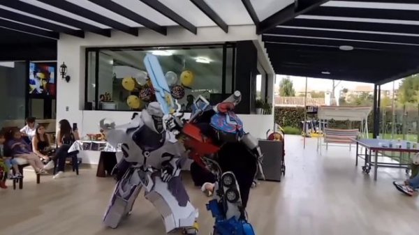 Disfraz de Optimus Prime G1, Megatron (Transformers Prime) y Bumblebee Bayverse en cartón.