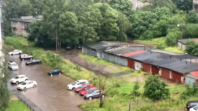 Машина на полном ходу влетает в огромную лужу и тонет. Потоп после дождя ! смотреть онлайн