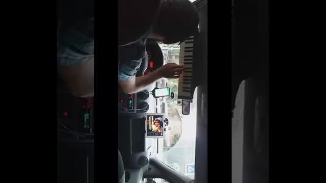 Водитель-музыкант играет за рулём на ходу.. смотреть онлайн