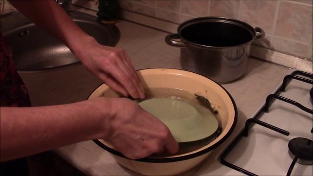 Малосольная сельдь. Вкусная селедочка, солим дома. смотреть онлайн