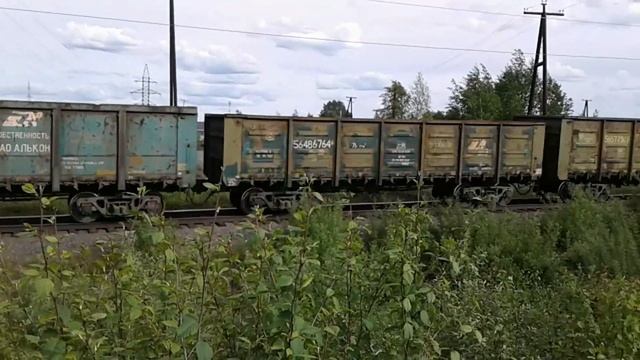 Тепловоз 2ТЭ116-420 с перегоняемым ТЭМ2 следует с грузовым поездом на Приобье со станции Нягань смотреть онлайн