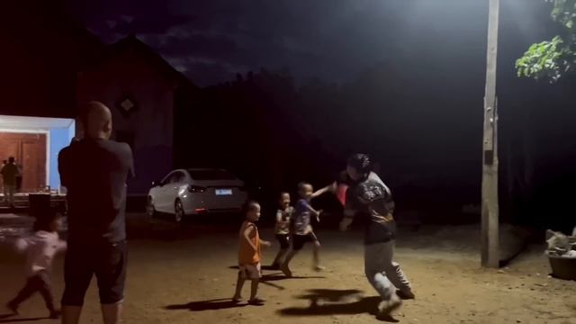 【合集】老挝媳妇杨玛丽，中国女婿终于给老挝丈母娘家干了件实事，装空调接电线太靠谱了！【老挝媳妇中国老公】 смотреть онлайн