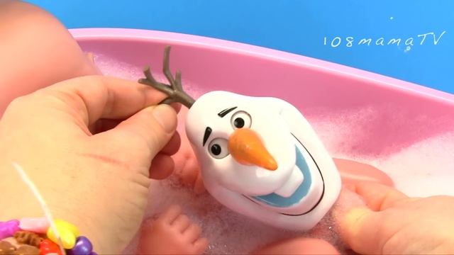 Реборн Диана и Снеговик Олаф Купаются в Пене Как Мама Мультик для детей