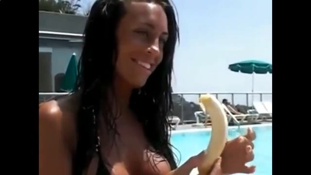 эта девушка научит,как правильно есть банан смотреть онлайн