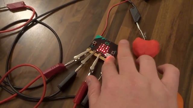 BBC microbit Python Circuit and Music Project смотреть онлайн