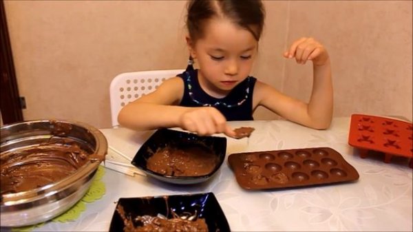 Готовим шоколадки из КИНДЕРА | Cooking with kids | Chocolate | Жизнь Дарии
