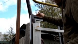 Делаем откатные ворота: 6 Установка ворот, нижнего и верхних уловителей.