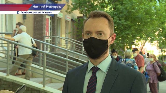 Нижегородские пенсионеры столпились на улице у офиса «Ситикард» смотреть онлайн