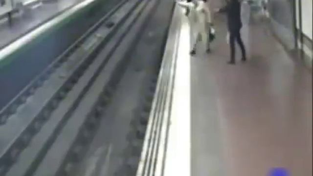 Случай в метро - Искра человечности смотреть онлайн