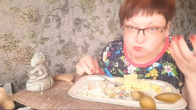 Оливье,картошка, огурец/обжор и разговоры на камеру/Мукбанг