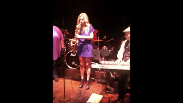 Candy Dulfer tries the Amsterdam Free Wind alto saxophone for the first time смотреть онлайн