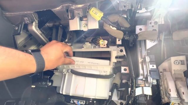 INFINITI QX50 cabin filter replacement (2013-2017) смотреть онлайн