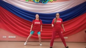 Ходьба с Лесли Сансон в исполнение специалиста социальной работы и реабилитолога социального центра