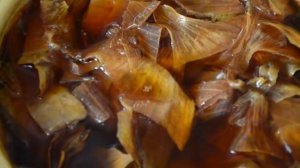 Как покрасить ЯЙЦА НА ПАСХУ в луковой шелухе? Самый простой способ покрасить пасхальные яйца