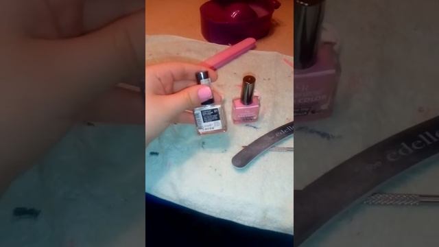 Нежно-серебристо-розовый маникюр ? со стразами смотреть онлайн