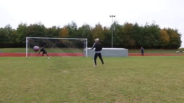 GIANT FOOTBALL PENALTY SHOOT OUT! | BILLY WINGROVE VS JEREMY LYNCH смотреть онлайн