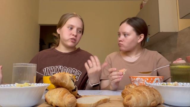 МУКБАНГ СУП СОЛЯНКА? САЛАТ ОЛИВЬЕ? КРУАССАН ? С ШОКОЛАДНОЙ НАЧИНКОЙ