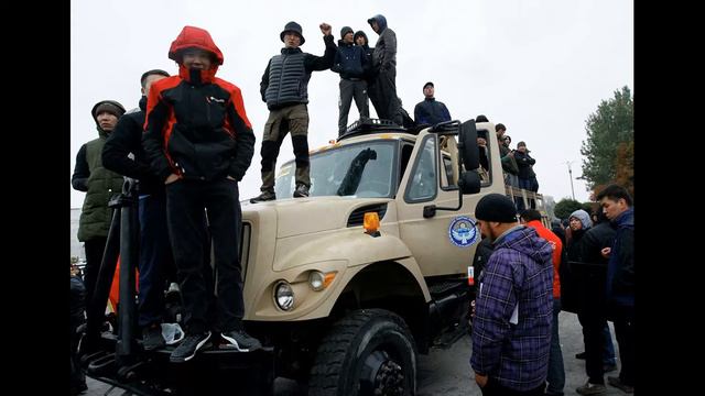 Киргизия, протестующие заняли здание правительства смотреть онлайн