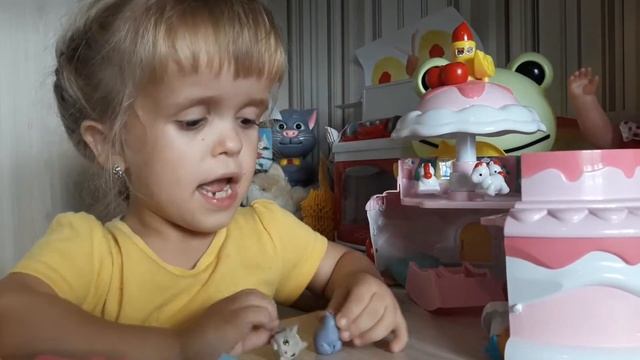 Дочка играет с папой. Часть 1. Обзор чуда-дома. Торт куклы ЛОЛ смотреть онлайн