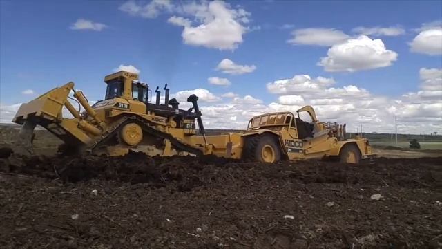 Bulldozers in Action - CAT D11 Bulldozer Pushes a CAT 651E Scraper at Work смотреть онлайн