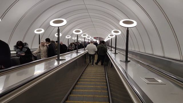 Большой эскалатор на метро Савёловская-БКЛ, но не самый большой, но очень долго спускаться #metro смотреть онлайн