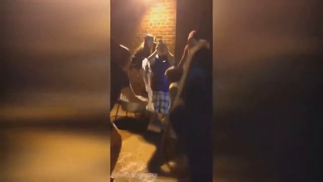 ЛЮДИ ОБЛИВАЮТСЯ ЛЕДЯНОЙ ВОДОЙ ПРИКОЛЫ смотреть онлайн