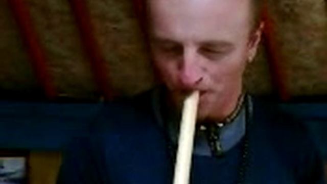 ФИНСКИЙ ПАРЕНЬ С ДУДКОЙ