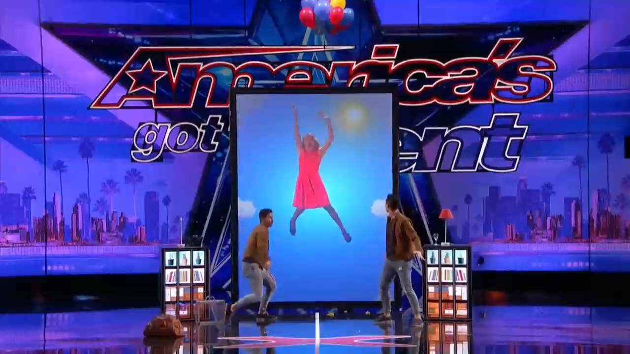 Крутое выступление иллюзионистов на Шоу Талантов. Судьи и зал в шоке. смотреть онлайн