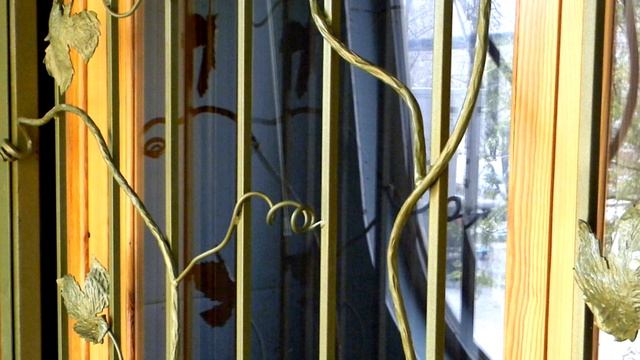 Каким цветом покрасить решетку на окнах из дерева вариант бронза на деревянное окно смотреть онлайн