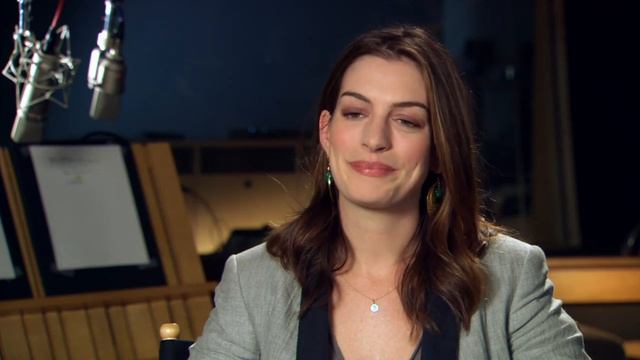 Ann Hathaway Rio interview смотреть онлайн