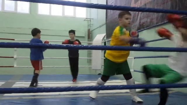 кикбоксинг,Батог Иван , 7 лет ,тренировка , спаринг смотреть онлайн