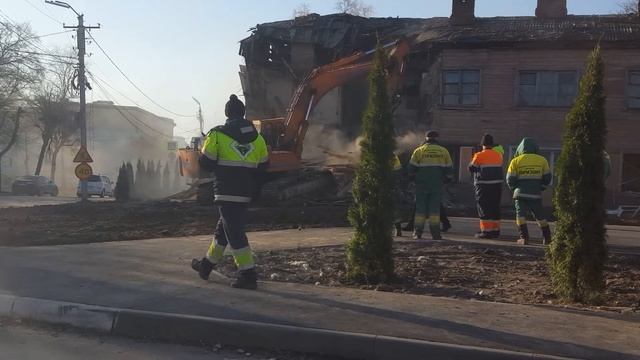 Экскаватор огромный ковшом, сносит Барак в центре города Рязани 2019г., 22 ноября смотреть онлайн