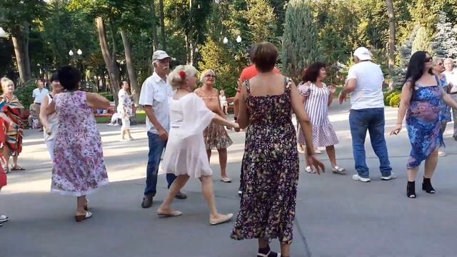 НЕДОЛЮБИЛА Я В ТОТ КОРОТКИЙ ВЕЧЕР! ЛЕТО 2021 ТАНЦЫ В ПАРКЕ ГОРЬКОГО ХАРЬКОВ смотреть онлайн